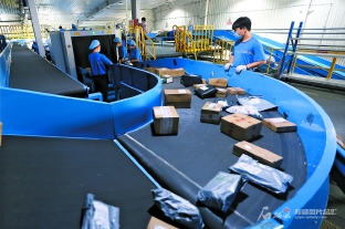 推進全區日用品貿易高質量發展，扎實落實“六穩”“六?！比蝿?></a></div>
<div   id=